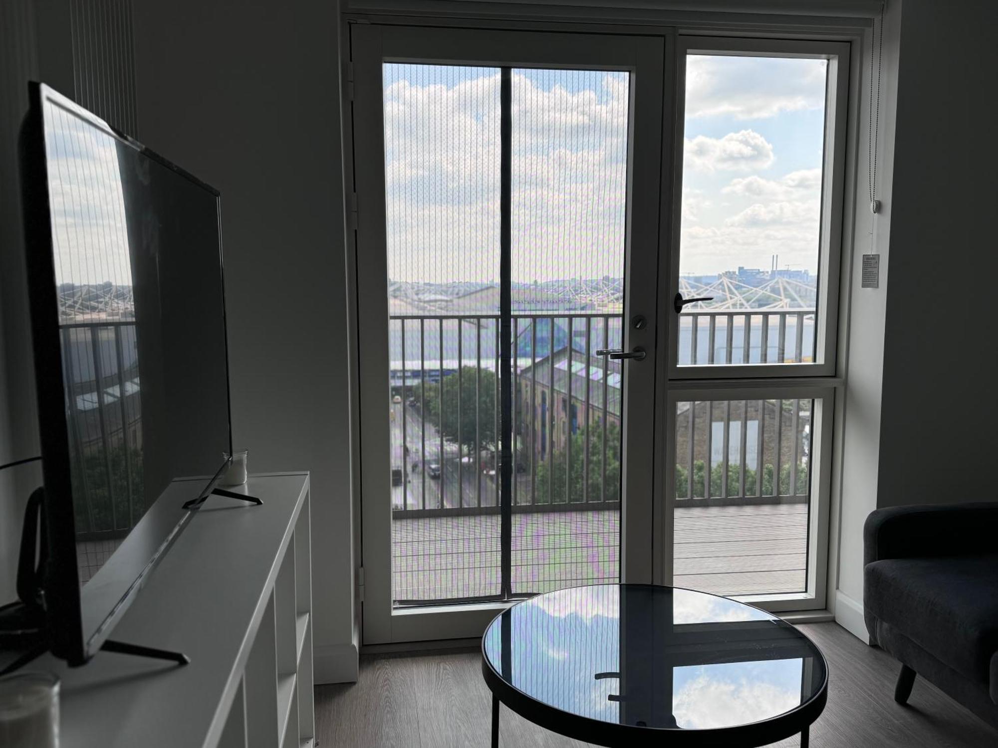 Modern Gem Near Excel & O2 Arena Balcony! Londra