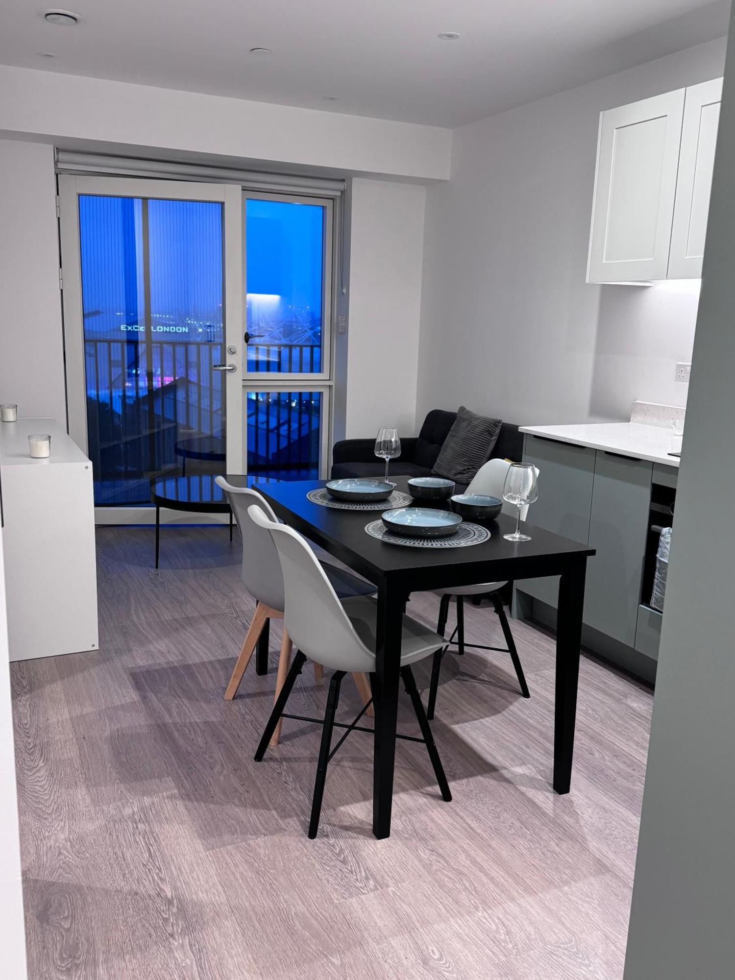 Apartament Modern Gem Near Excel & O2 Arena Balcony! Londra