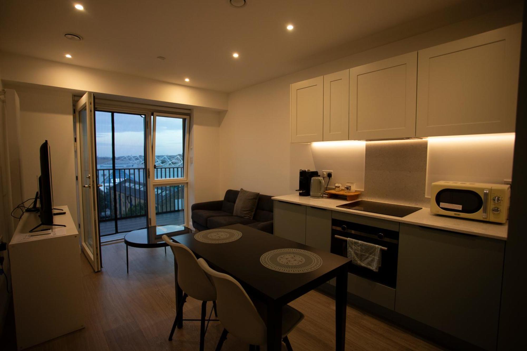 Modern Gem Near Excel & O2 Arena Balcony! Apartament *